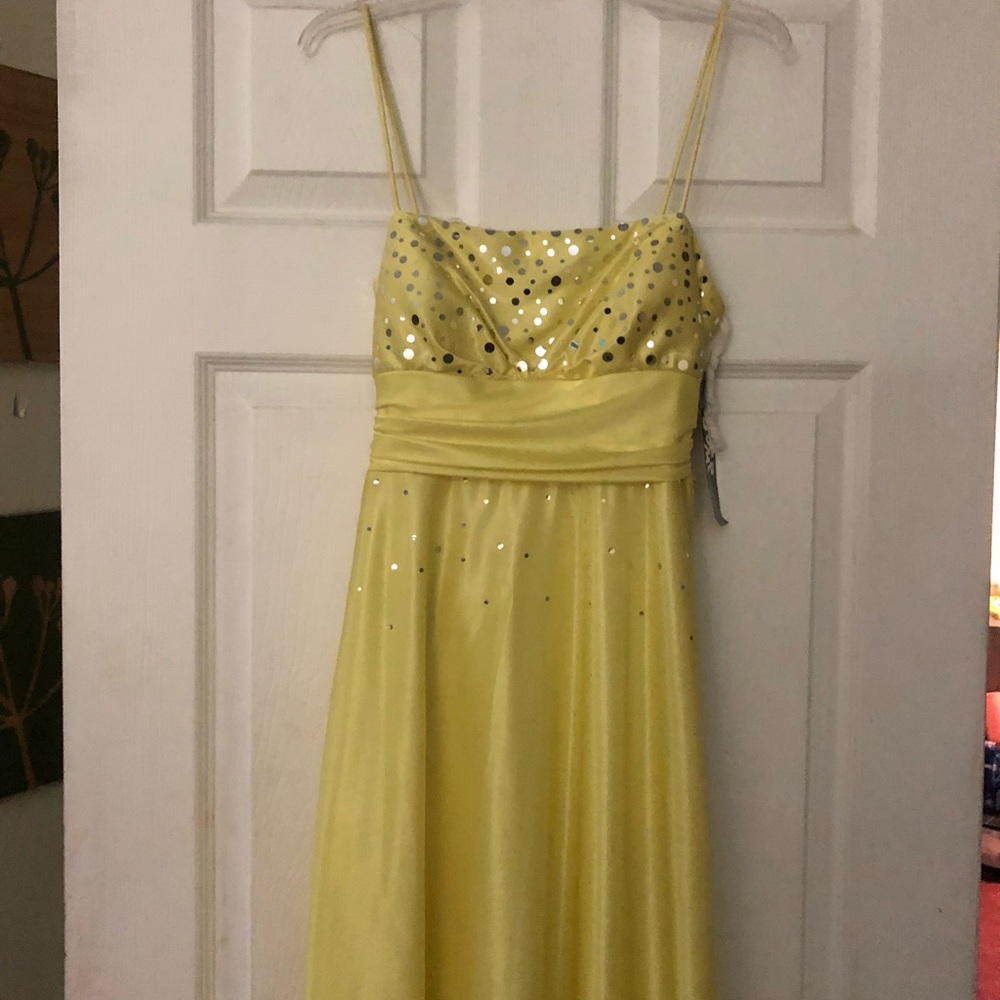 Beautiful yellow dress with sparkles!